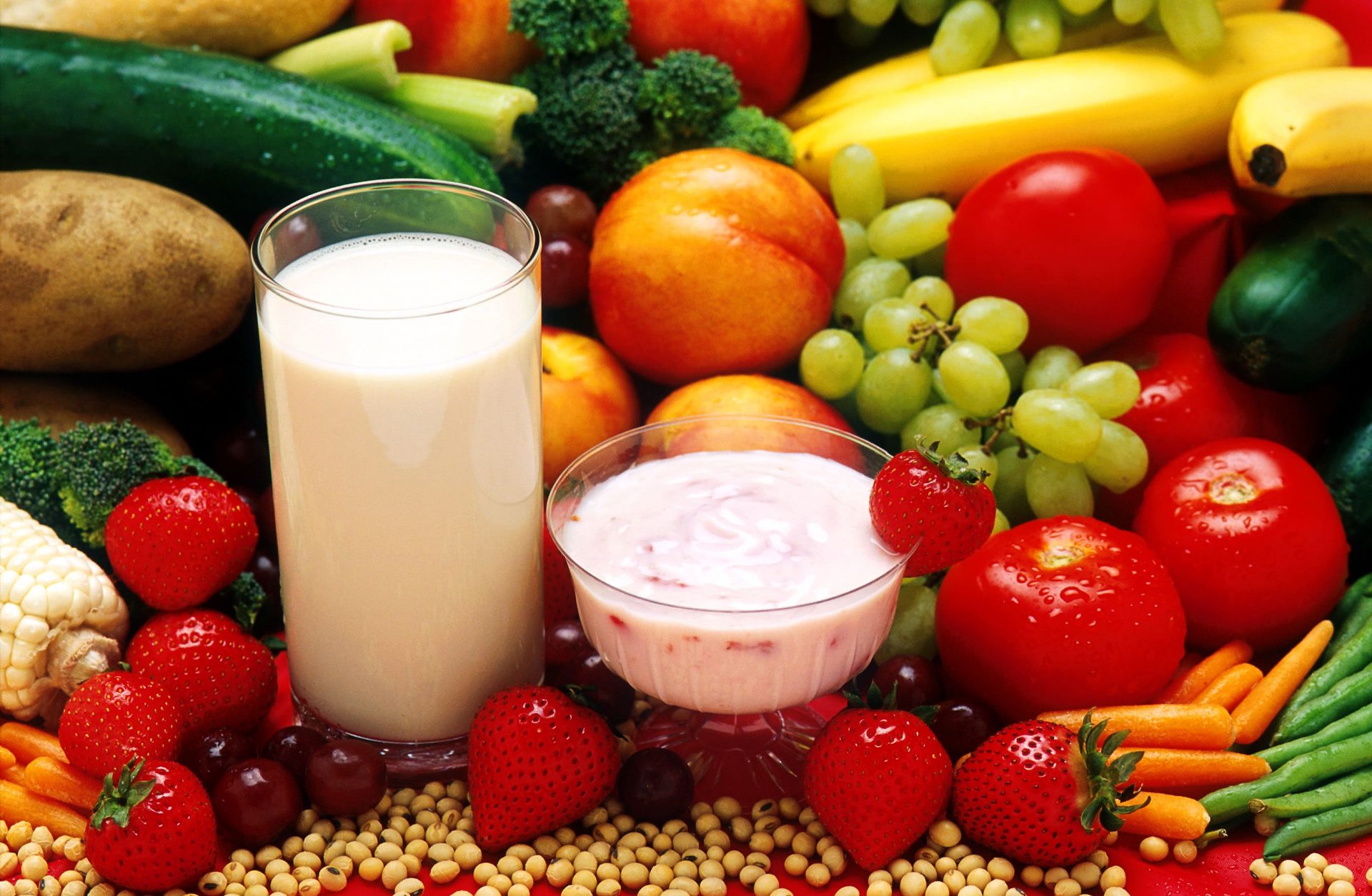 Assortiment de fruits, légumes, légumineuses, produits laitiers et les meilleures protéines de lactosérum présentant une variété d'options alimentaires saines.