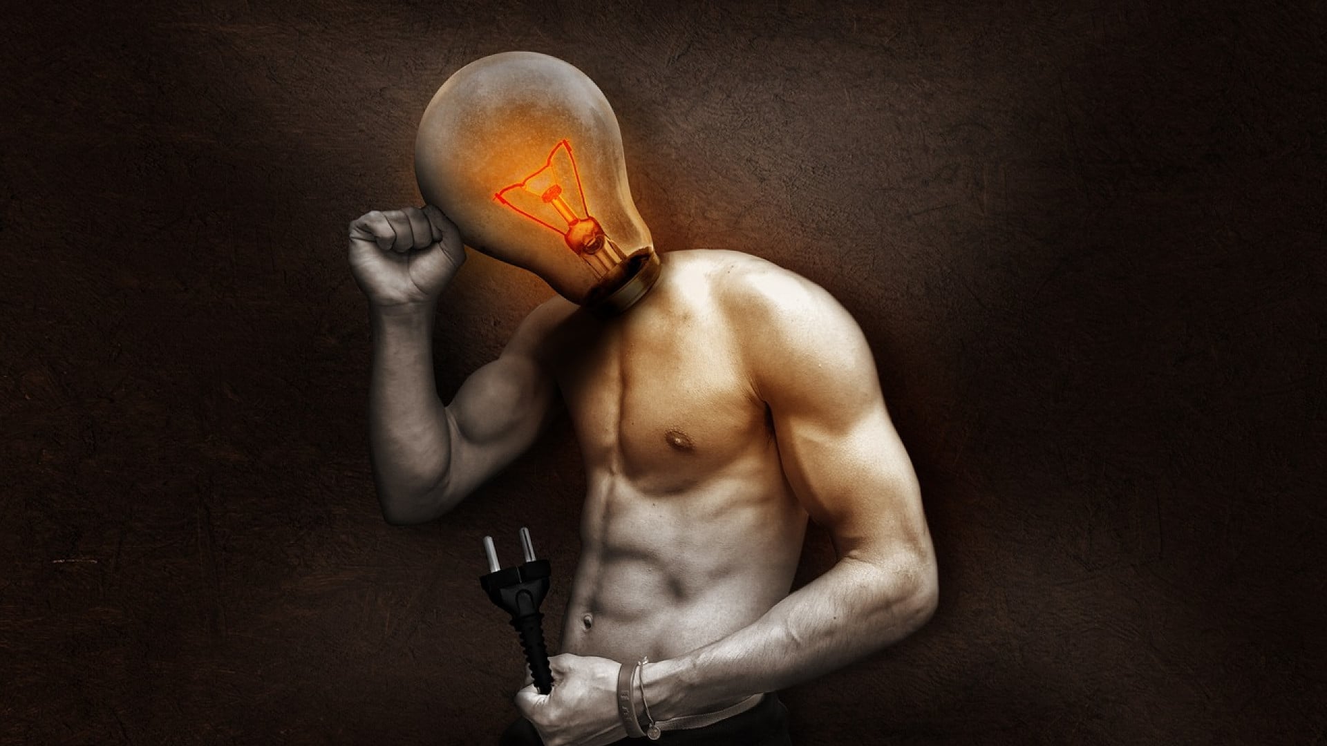 Un homme avec une ampoule en guise de tête dans une pose de réflexion tenant une prise électrique pour booster l’énergie.