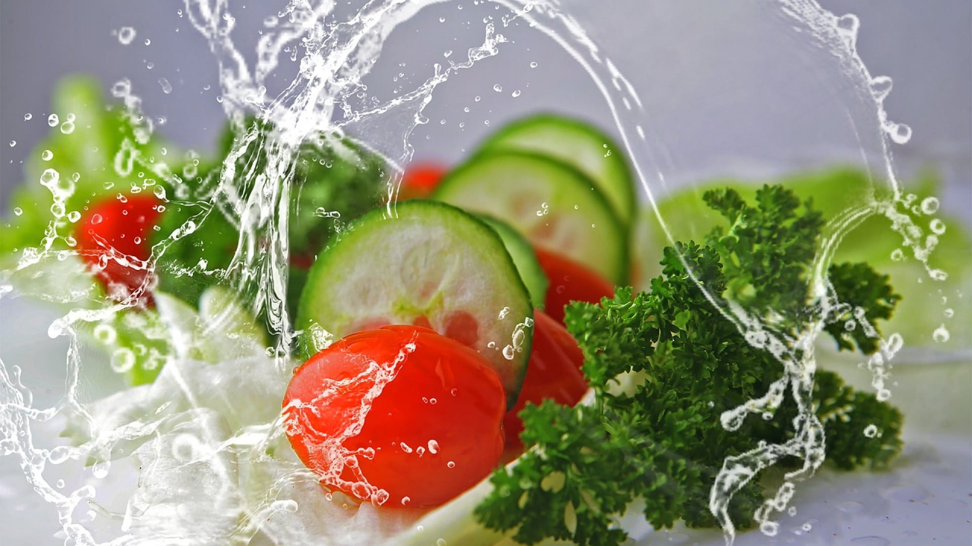 Des légumes frais avec une touche d'eau, symboles de bonne santé.