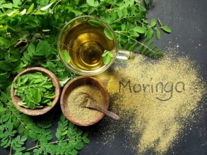 Super aliment Moringa sous plusieurs formes : feuilles fraiches, infusion et feuilles séchées en poudre