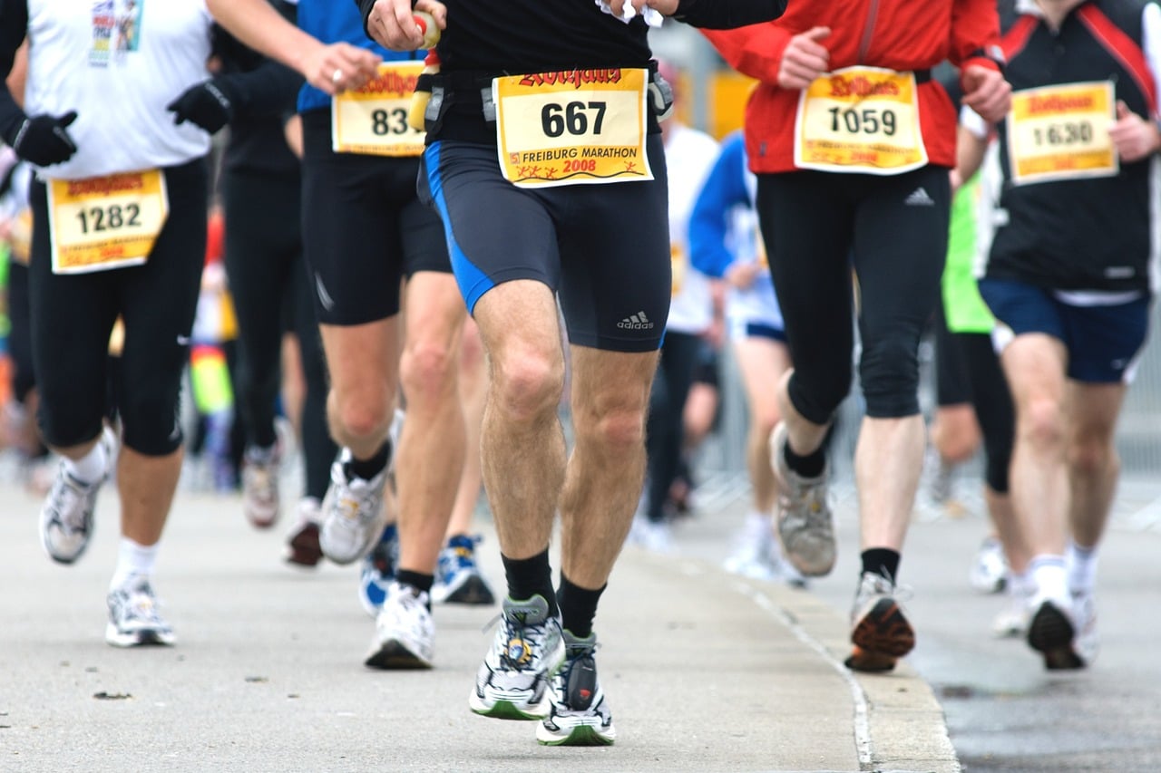 Coureurs d'un marathon, axés sur les dossards et les chaussures de sport.