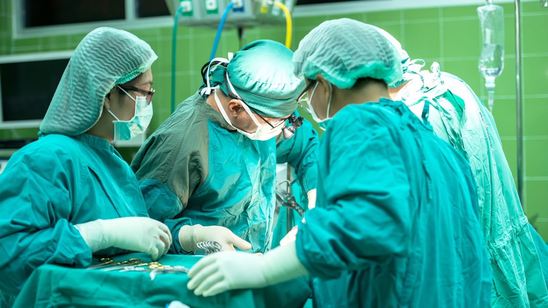 Équipe médicale effectuant une chirurgie esthétique dans une salle d'opération d'une clinique de chirurgie esthétique.