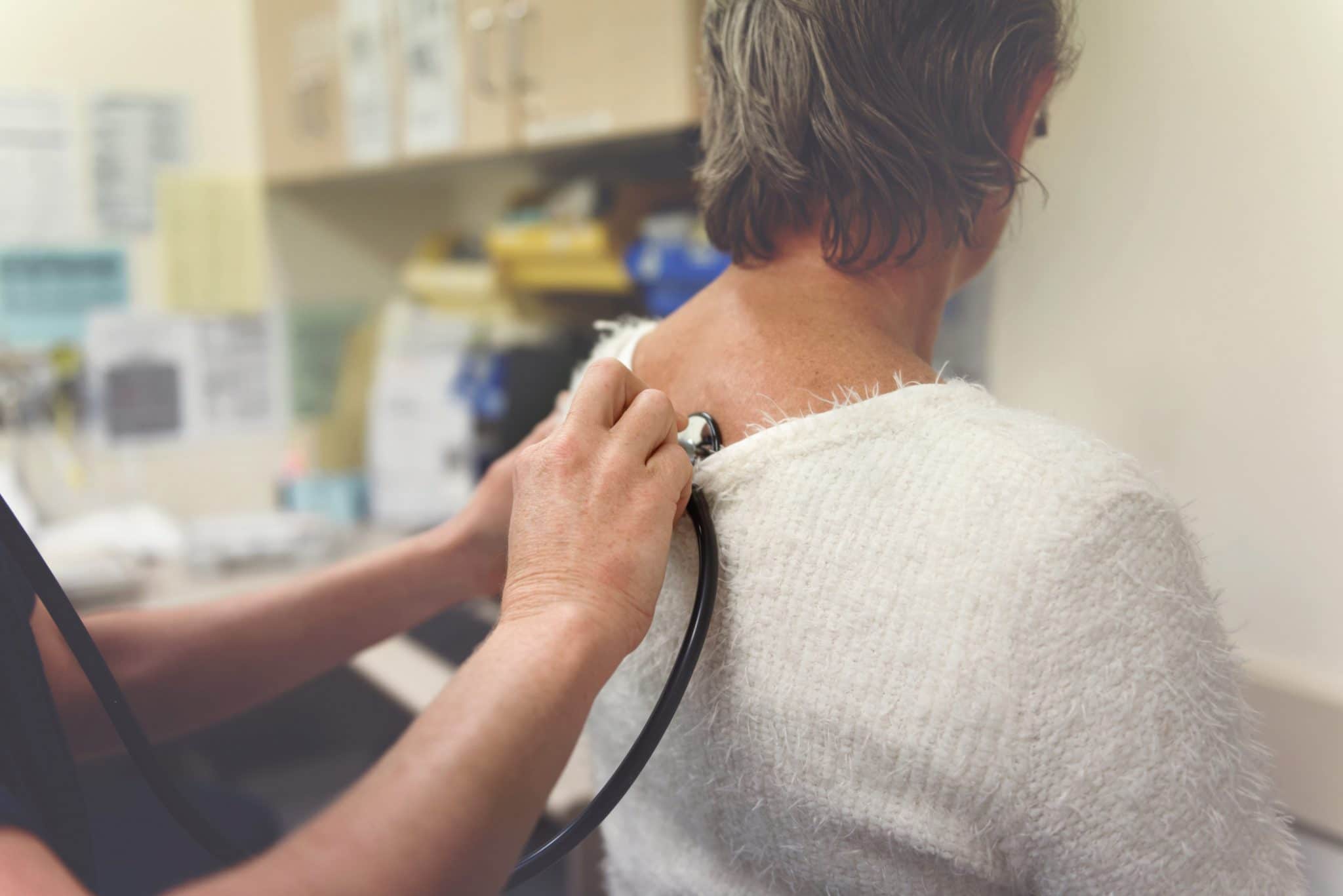 Un professionnel de santé auscultant un patient avec un stéthoscope pour choisir sa mutuelle de santé.