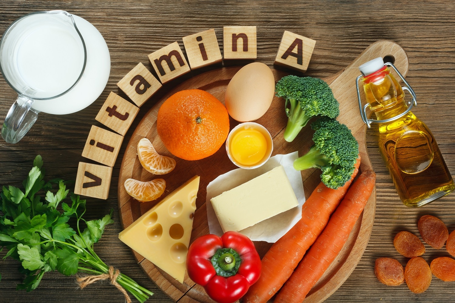 Aliments assortis riches en vitamine A sur une table en bois pour prévenir une carence en vitamine A.