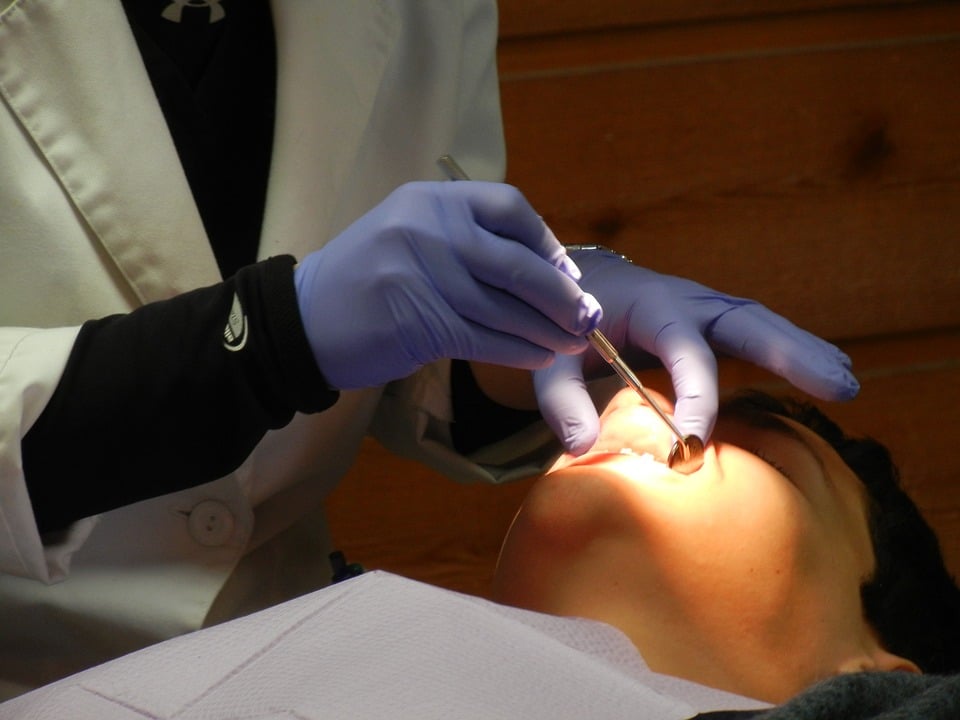 Un dentiste effectuant une procédure d'orthodontie sur un patient dans une clinique.