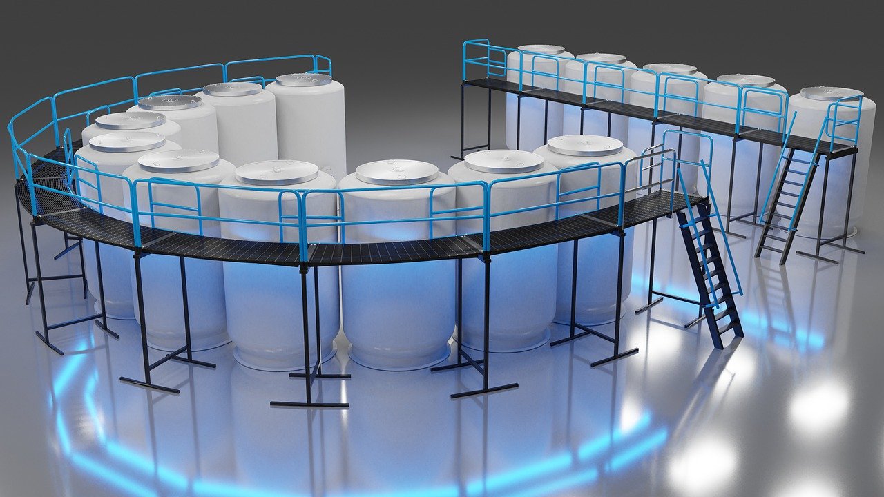 Réservoirs de stockage industriels avec plateformes d'accès et échelles sur surface réfléchissante, adaptés aux avancées 2020 de la cryogénie des aliments.
