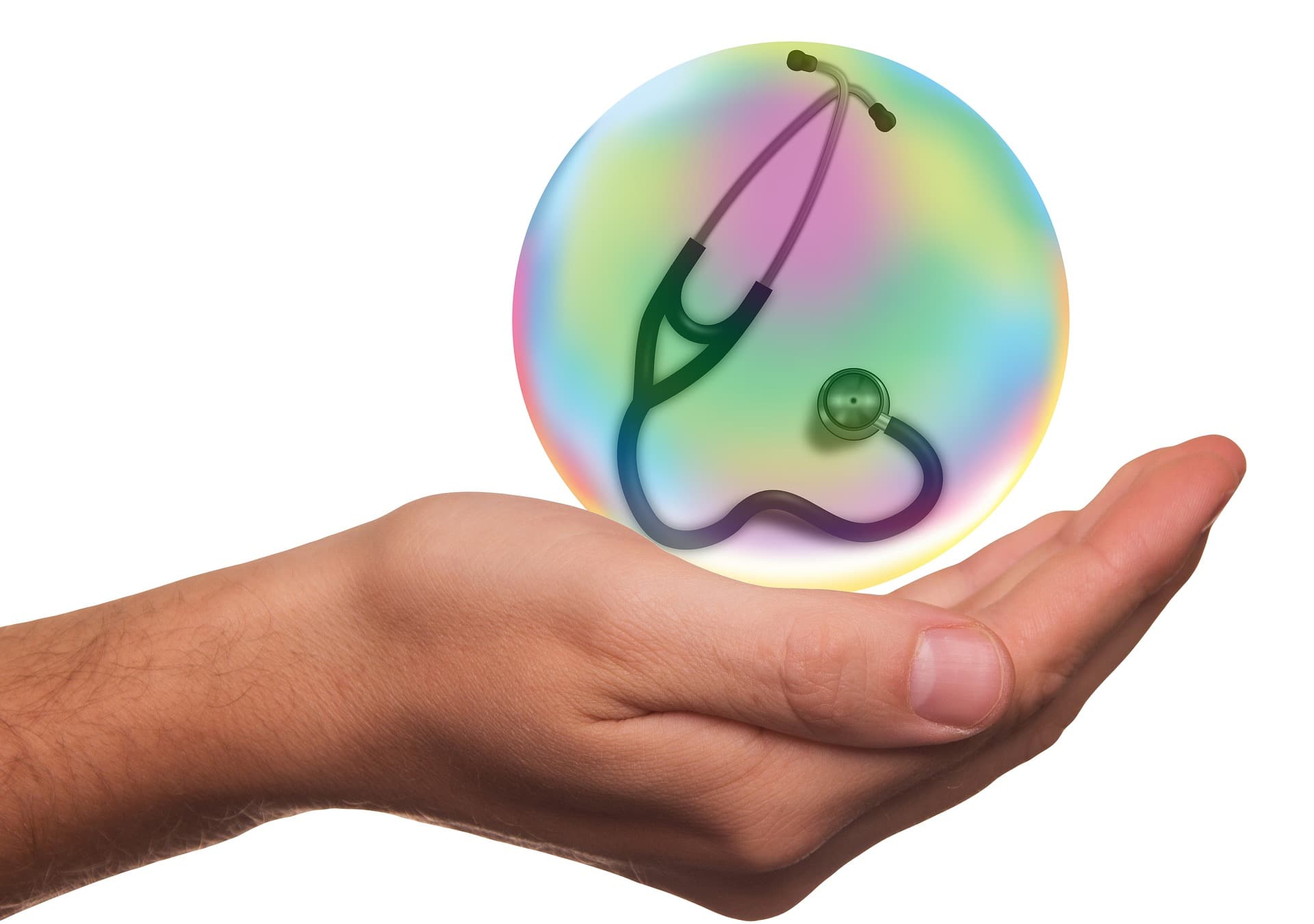 Une main présentant une image numérique colorée et translucide d'une aubergine et d'une goutte d'eau, invitant à commenter choisir pour s'assurer de la pertinence de la mutuelle santé.