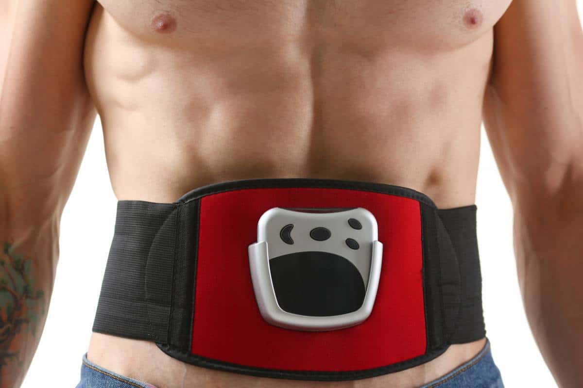 Homme utilisant une ceinture d'électrostimulation pour soutenir son dos ou affiner sa taille.