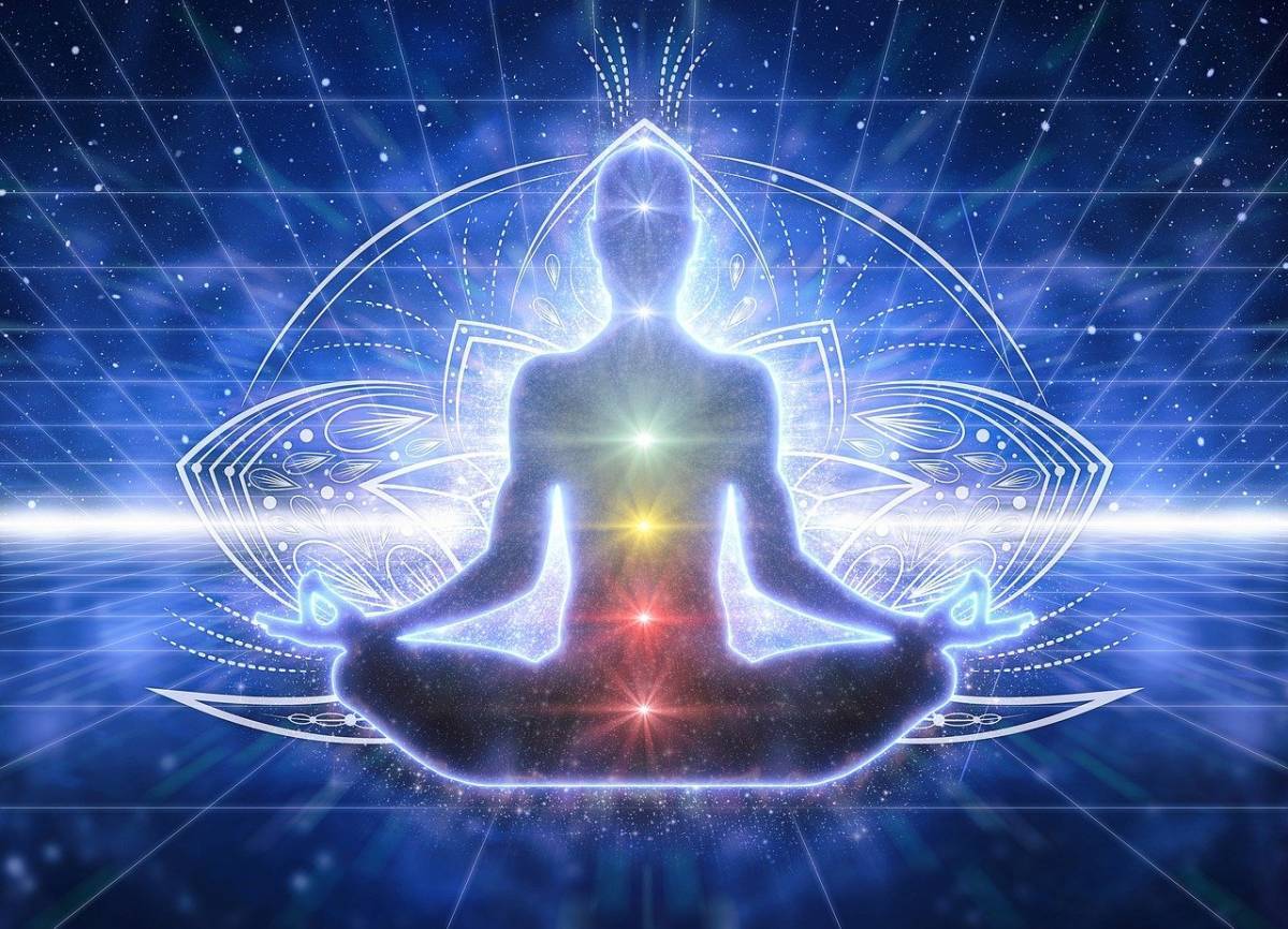 Une illustration numérique d'une silhouette méditant avec l'alignement des chakras sur un fond cosmique, conçue pour découvrir les bienfaits de la médecine ayurvédique.