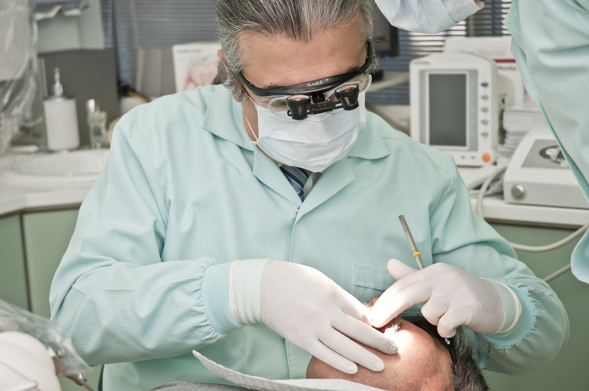 Dentiste effectuant une intervention sur un patient dans une clinique dentaire.