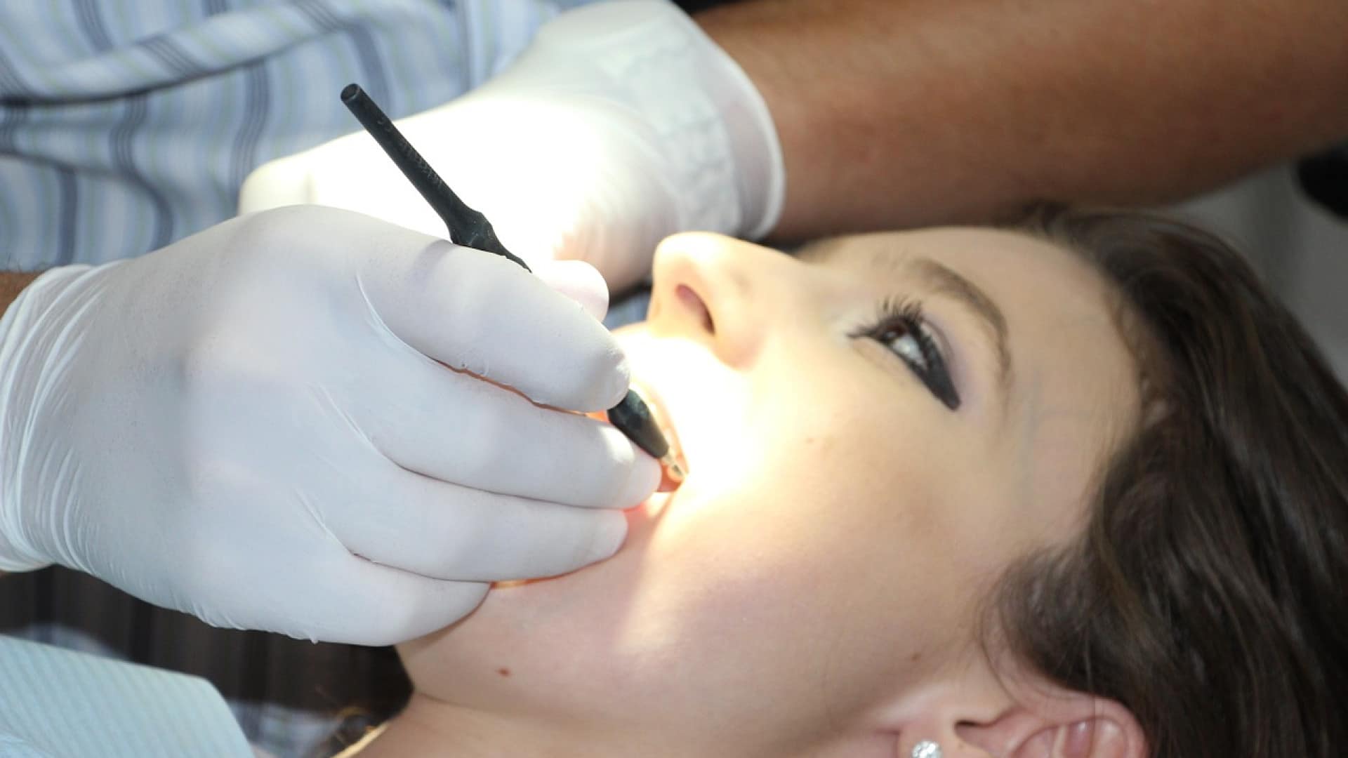 Un dentiste effectuant une intervention sur les dents d'un patient.