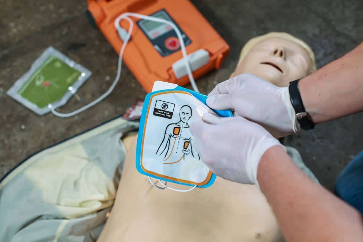 Séance de formation en RCP avec un défibrillateur et un mannequin.