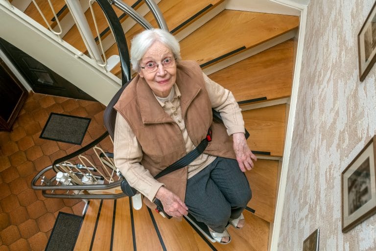 Le monte-escalier : l’investissement pour rester vivre chez soi