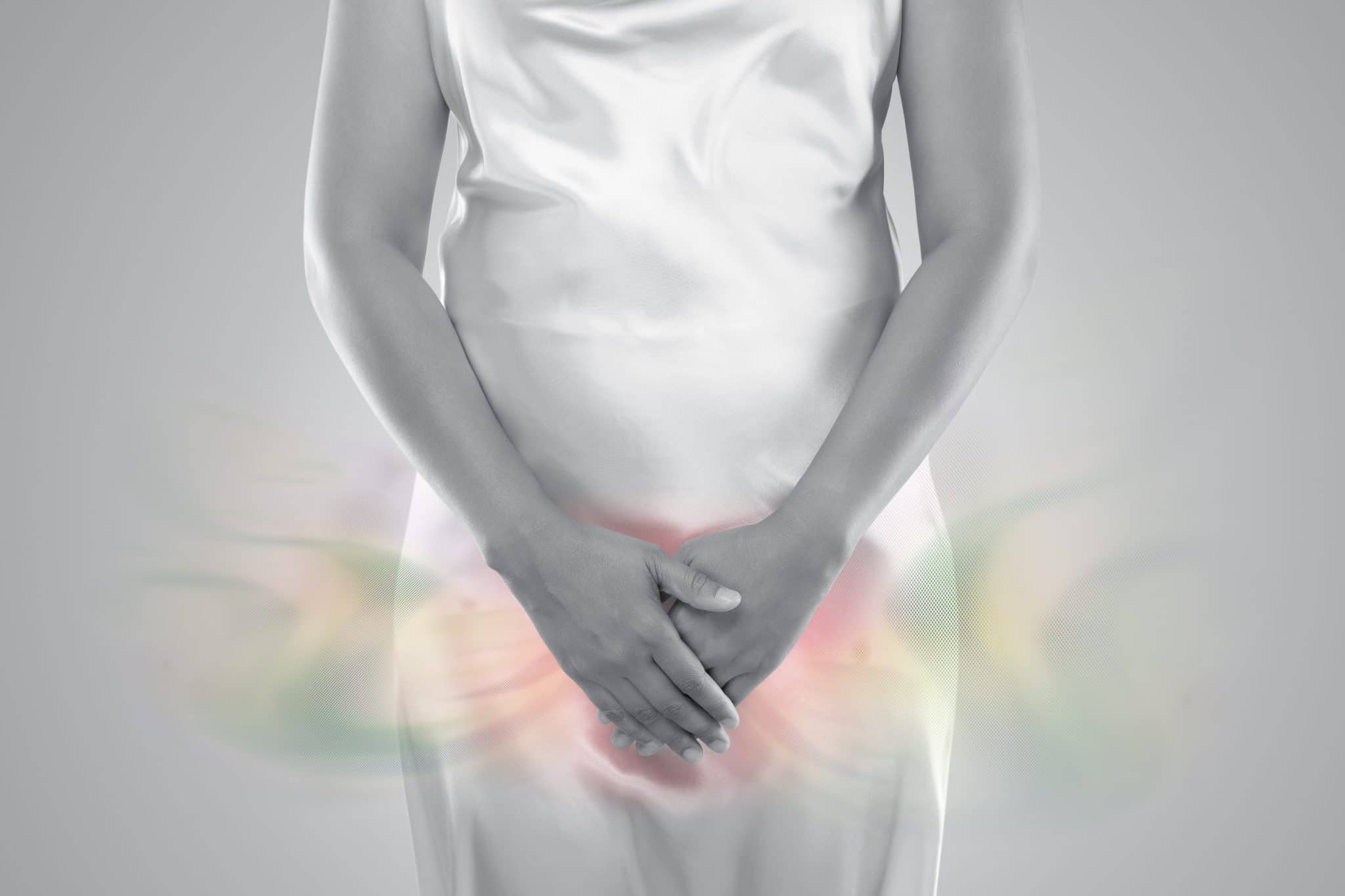 Personne locataire son bas-ventre avec des zones mises en évidence indiquant des symptômes de douleur pelvienne.