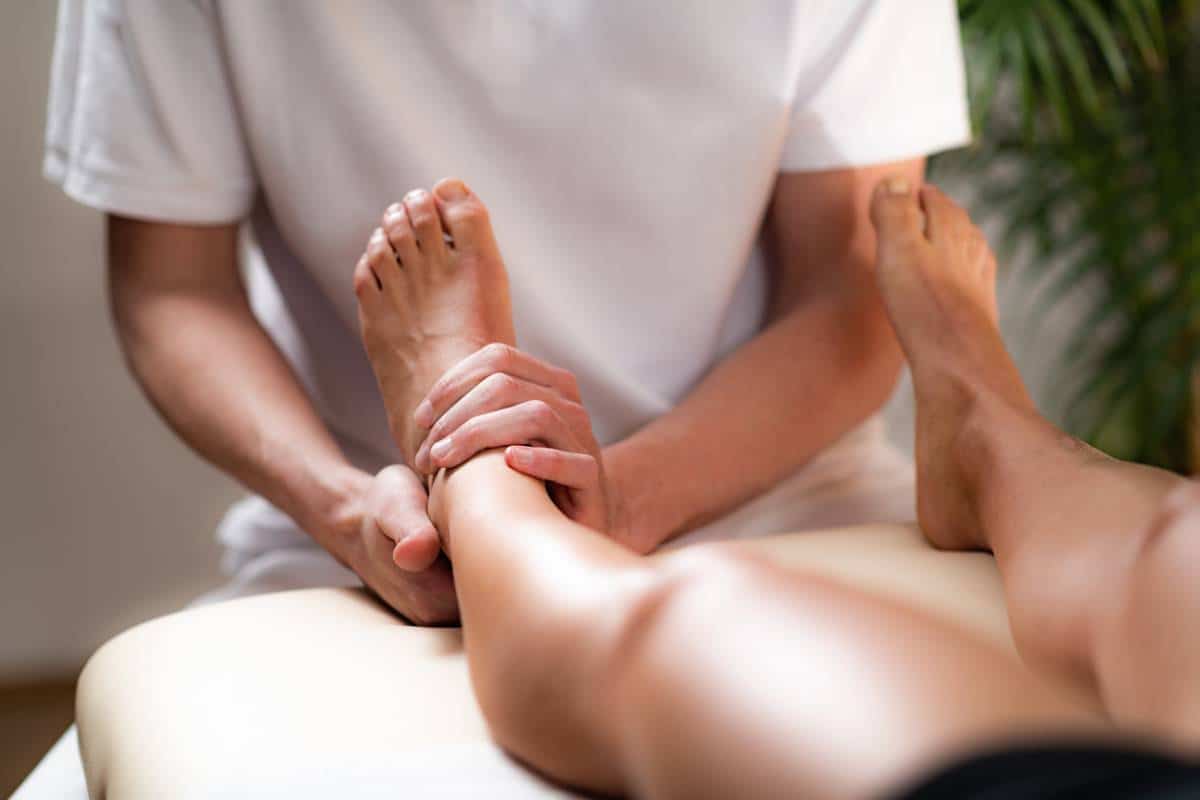 Personne recevant un massage des pieds.