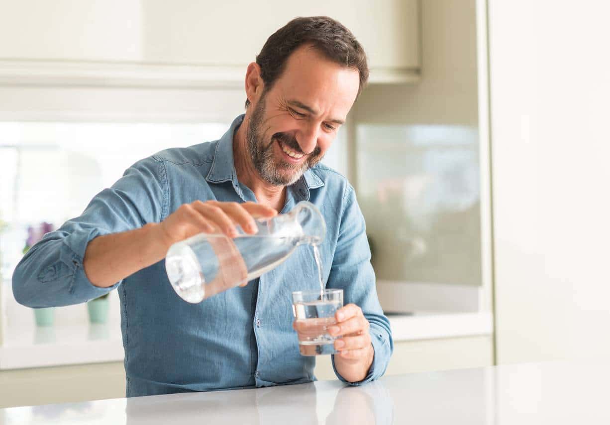 Boire de l'eau pour éviter l'incontinence