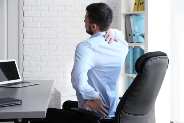 Mal au dos au bureau : comment ne plus avoir mal ?