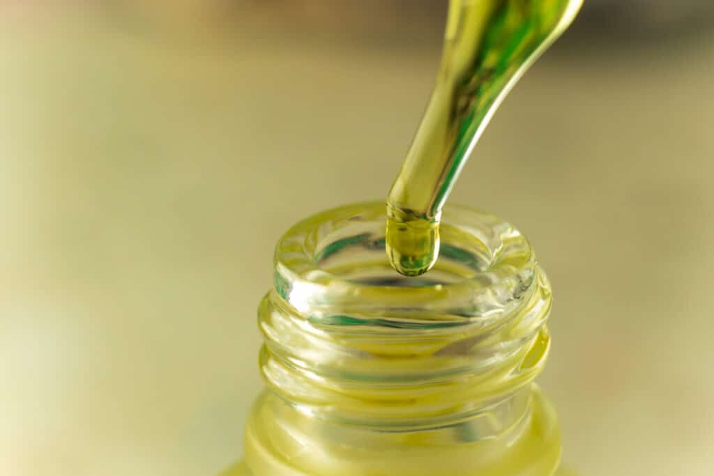 L'huile de jojoba pour se démaquiller quand on a la peau sensible