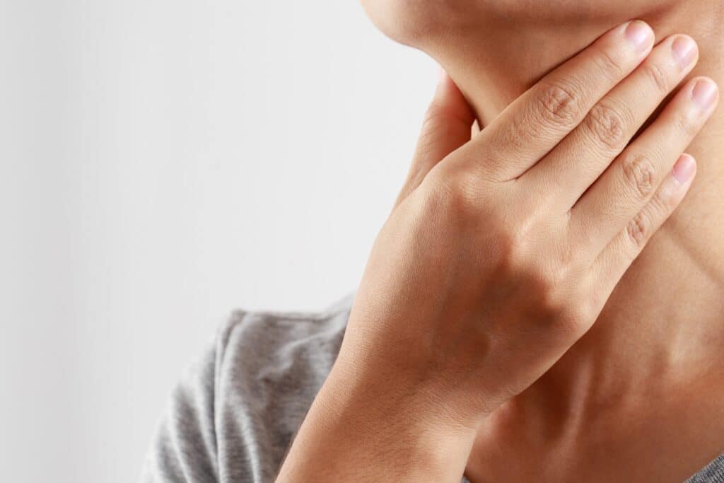 Comment réagir en cas de mal de gorge sans fièvre ni toux ?