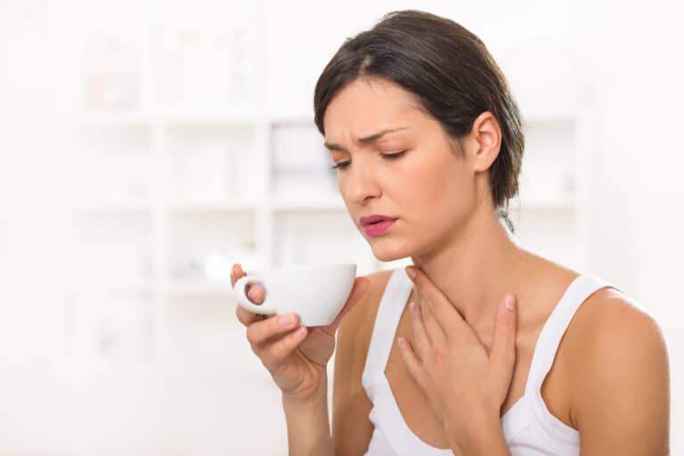 Mal de gorge sans fièvre ni toux : quel médicament prendre ?