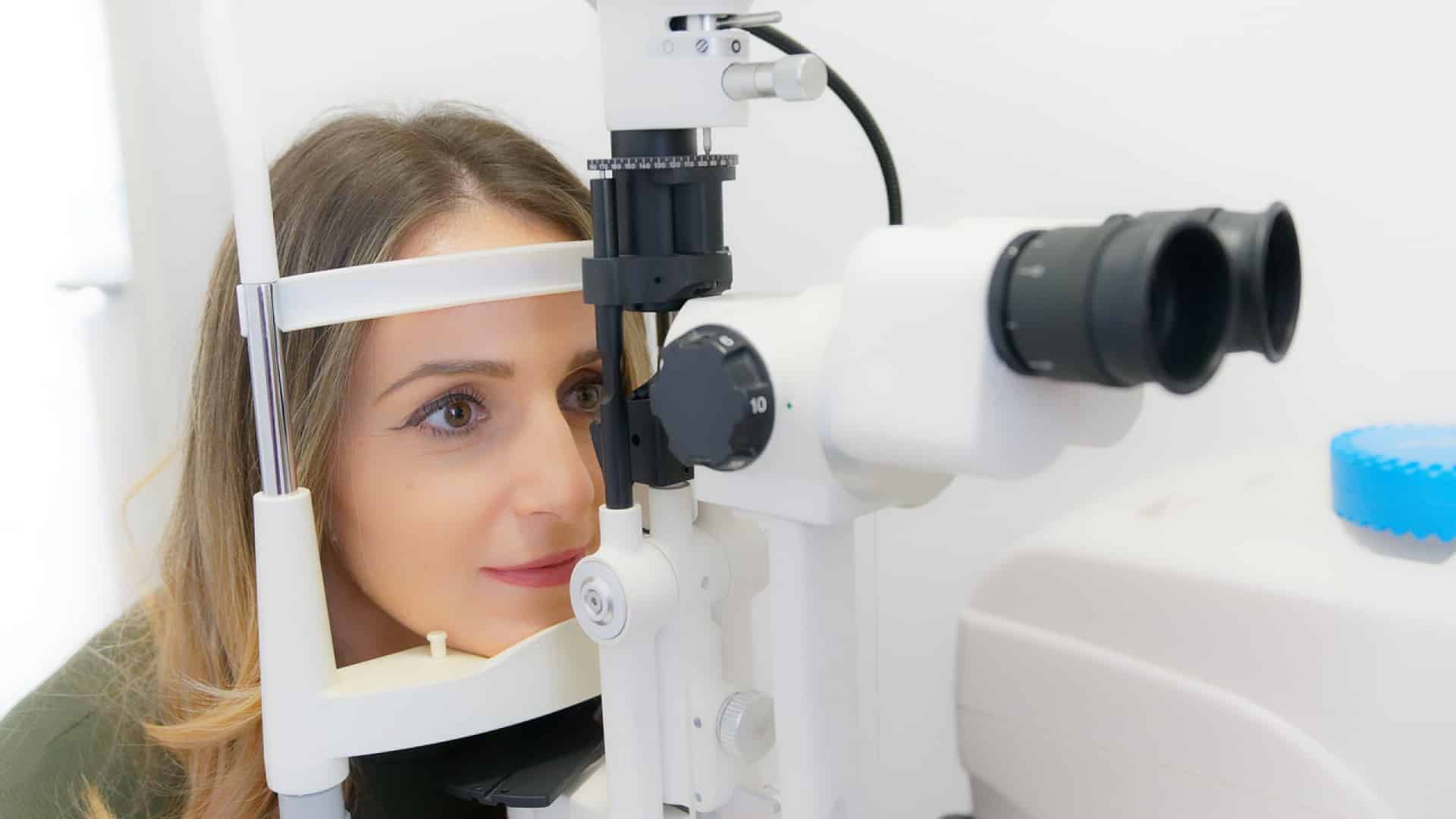Femme subissant un examen de la vue avec un appareil ophtalmique.