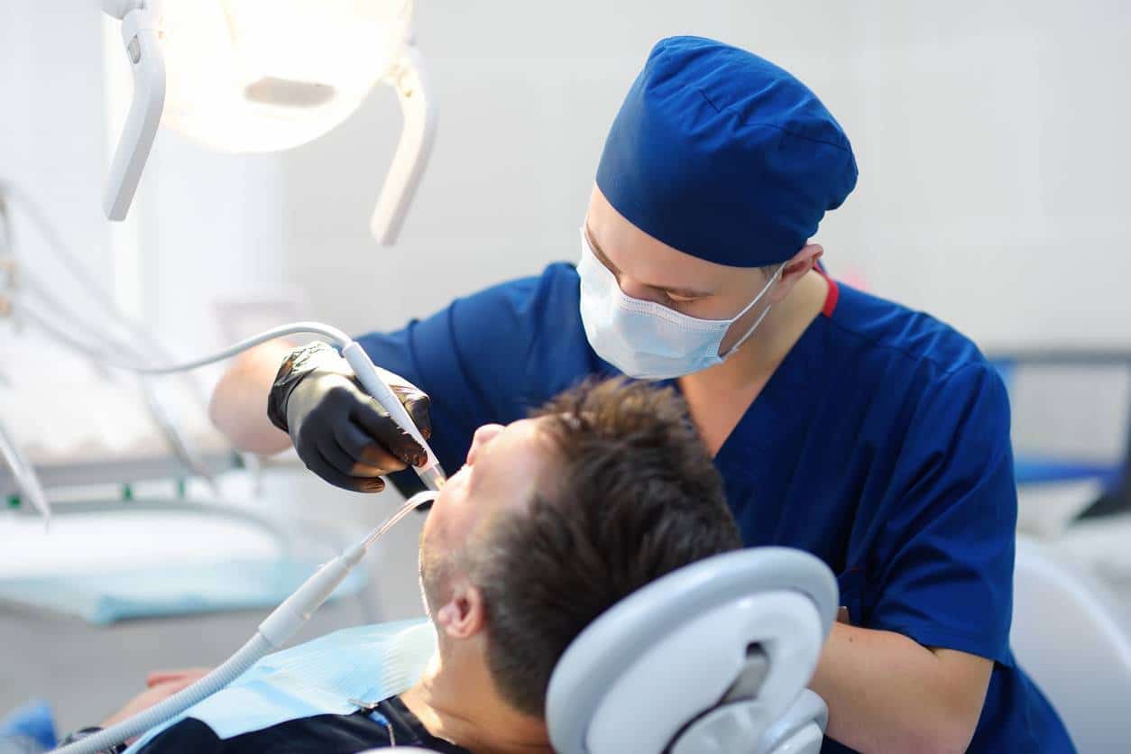 consultation pose implant dentaire