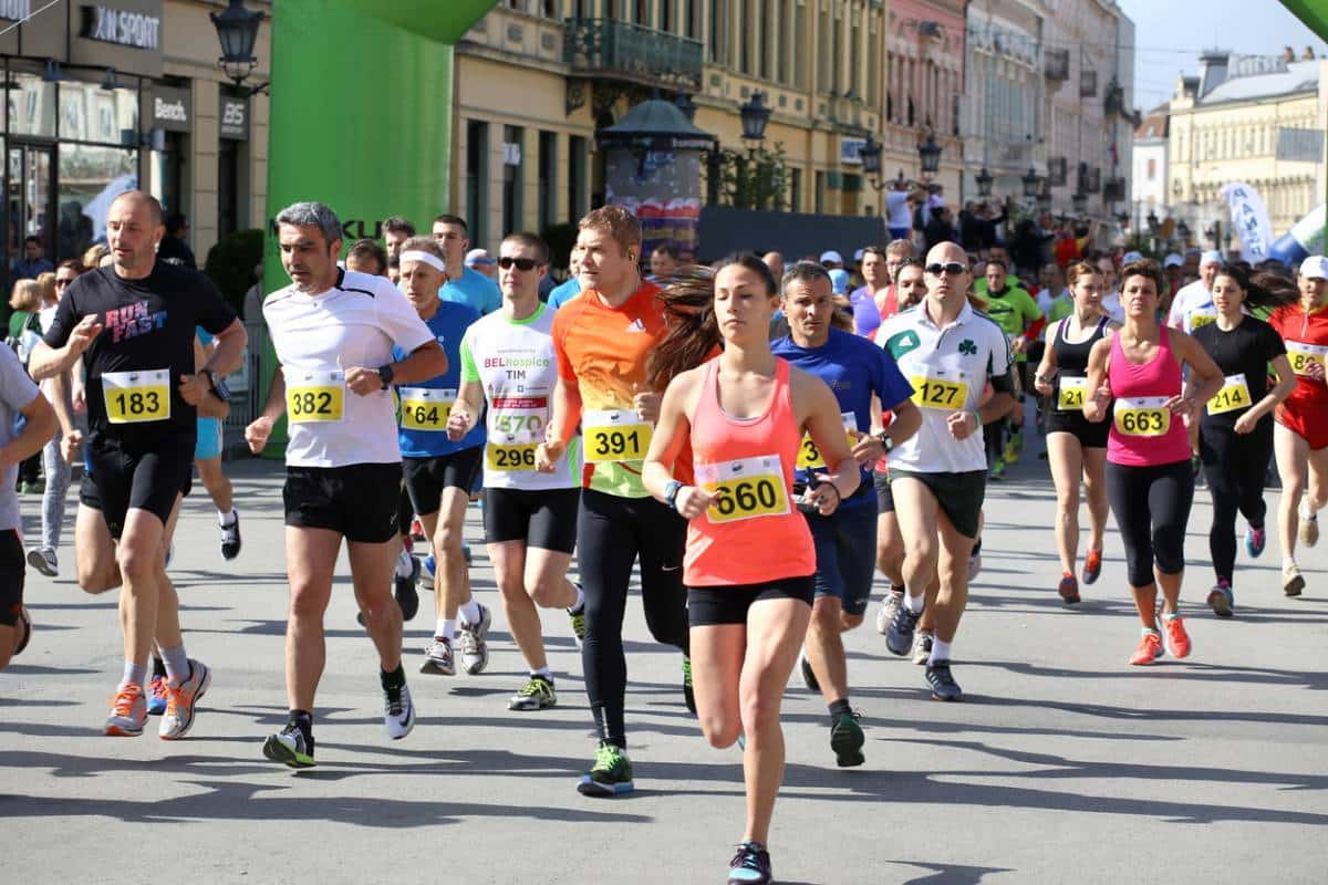 Groupe de coureurs se préparant à participer à leur premier marathon.