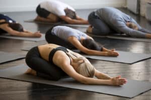 Le yoga permet de soulager les douleurs menstruelles