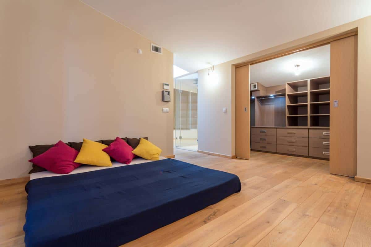 Une chambre avec un lit en bois.