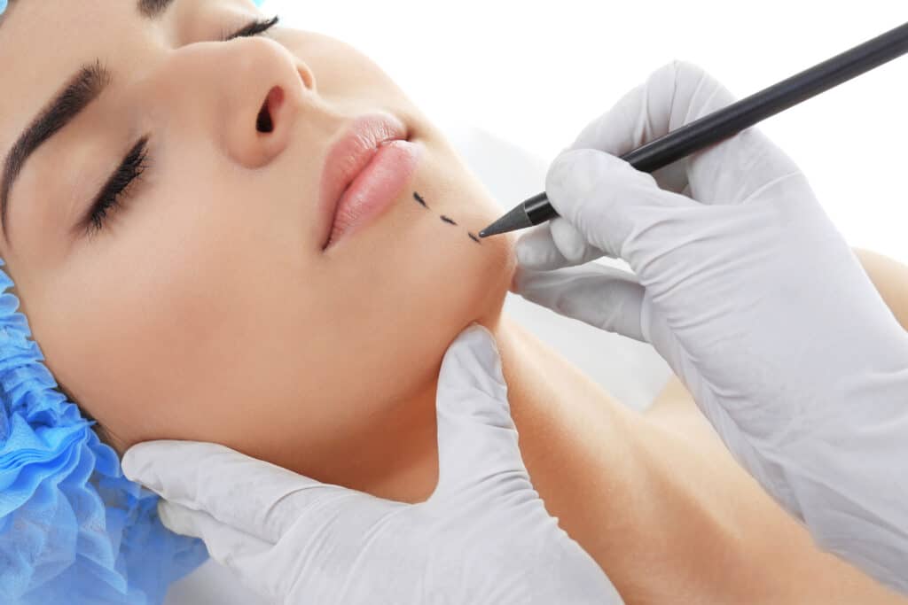 Une femme se faisant injecter une lèvre dans une clinique spécialisée en Chirurgie du Menton.