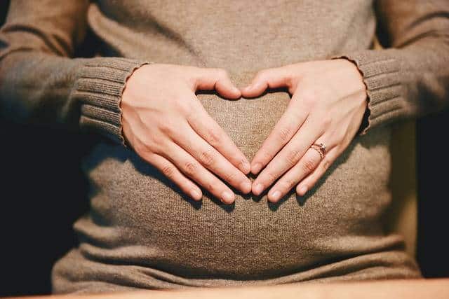 Choisir une mutuelle avec une bonne couverture maternité : conseils et critères