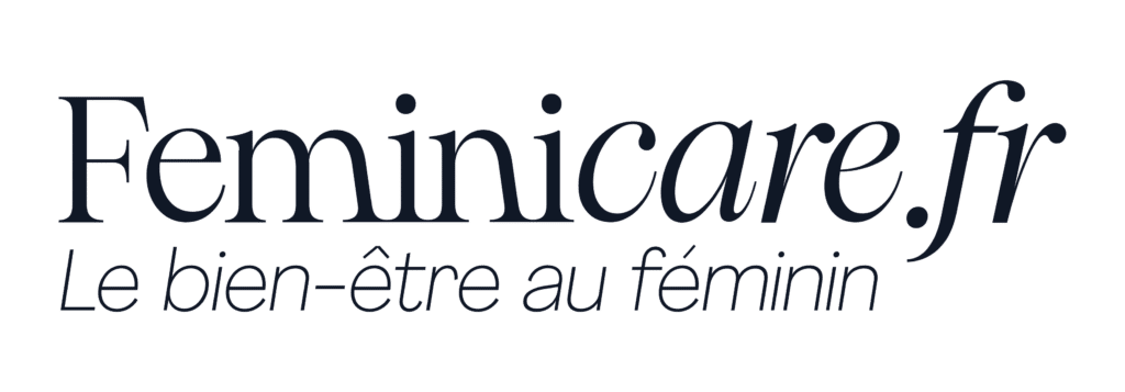 Logo de feminicare.fr comportant la phrase "le bien-être au féminin" en gris clair sur fond foncé.